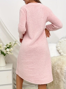 Vue arrière d'un pyjama en peluche rose doux à manches longues et col rond confortable