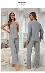 Detail der gerippten Stoffstruktur des 3-teiligen grauen Loungewear-Sets mit Hose