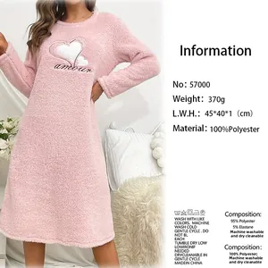Détail du vêtement de nuit en polaire rose avec broderie cœur et texture velours doux