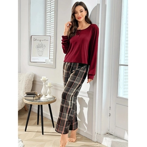 Ensemble de pyjama pour femme avec haut bordeaux et pantalon à carreaux classique