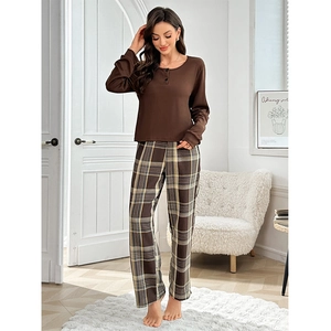 Ensemble de détente deux pièces avec haut à manches longues marron et pantalon à carreaux