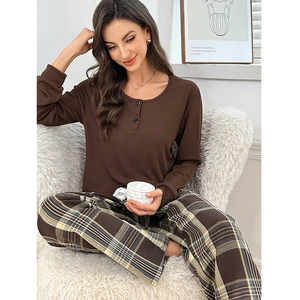 Ensemble détente deux pièces pour femmes avec haut boutonné et pantalon à carreaux chic