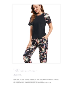 Detail der kurzärmeligen Pyjama-Oberteil mit Blumenmuster und passender Hose Set