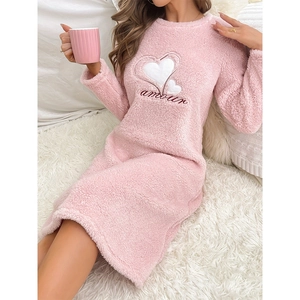Chemise de Nuit Femme Rose en Polaire Manches Longues Broderie Cœur Col Rond Flanelle Ample Vêtements de Détente Chauds Automne Hiver