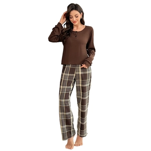 Ensemble détente femme avec haut en maille marron et pantalon à carreaux élégant