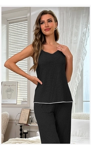 Nahaufnahme von dunkelgrauem Rippstrick-Loungewear-Set mit Top und passender Hose