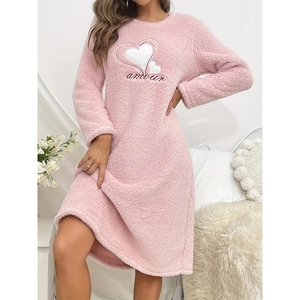 Robe de nuit en polaire rose à manches longues avec broderie cœur et texte amour