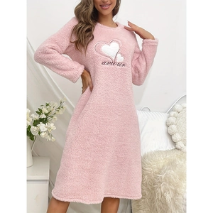 Robe de nuit en polaire rose à manches longues avec broderie cœur et texte amour femme