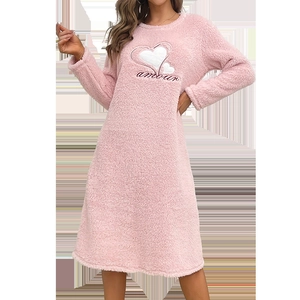 Robe de nuit en polaire rose à manches longues avec broderie cœur et motif amour