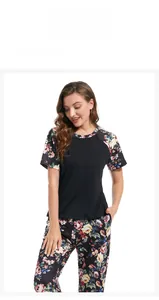 Detailansicht des zweiteiligen Damen-Schlafanzugs mit Blumenmuster, Kurzarm und Hose