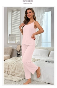 Detailansicht der Rippstrick-Textur in Dry Rose und Wellensaum der Damen-Pyjamas