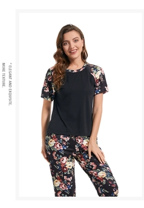 Detail des Blumendrucks an Ärmeln und Hose mit elegantem Marketingtext auf dem Pyjama