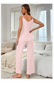 Detail eines rosa Rippstrick-Pyjamas mit Camisole-Top und weit geschnittener Hose