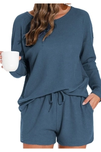 Details des Waffelstrick-Stoffs am blauen Langarm-Oberteil und den Kordelzug-Shorts