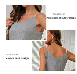 Detail des grauen Ripp-Tops mit verstellbaren rosa Trägern und tiefem V-Rückendesign