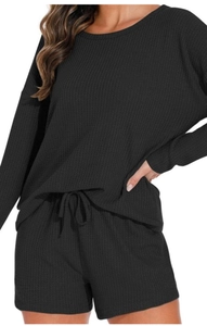 Detailaufnahme des schwarzen Waffelstrick-Lounge-Sets mit Langarm-Top und Kordelzug-Shorts