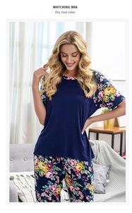 Detail des marineblauen Schlafanzugoberteils mit Blumen-Patchwork und passender Hose