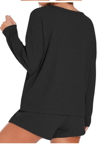 Rückansicht des schwarzen Waffelstrick-Loungewear-Sets mit Langarm-Oberteil und Shorts
