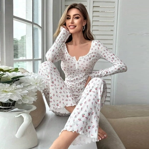 Ensemble pyjama fleuri pour femme avec haut à col en V en dentelle et pantalon