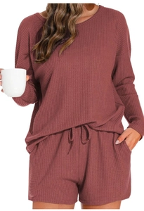 Nahaufnahme der Waffelstrick-Struktur des roten Damen-Loungewear-Sets mit Kordelzug