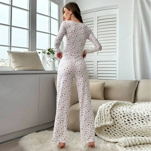 Ensemble pyjama fleuri pour femme avec haut à manches longues et pantalon large confortable