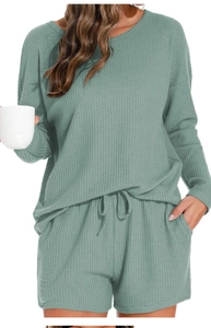 Detailaufnahme der salbeigrünen Waffelstrick-Struktur des Damen-Lounge-Sets mit Kordelzug