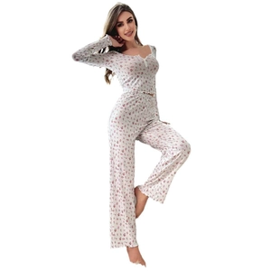 Ensemble pyjama fleuri à manches longues pour femmes avec bords ondulés et détails boutonnés