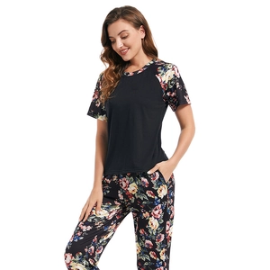 Damen-Schlafanzug-Set aus Baumwollstrick mit Blumenhose und schwarzem Kurzarm-T-Shirt
