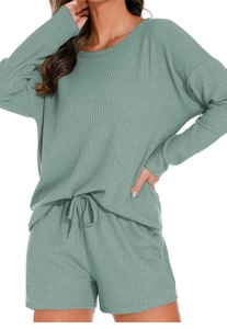 Detail von waffelstrick stoff in Salbeigrün auf Damen Langarm Top und Shorts Set