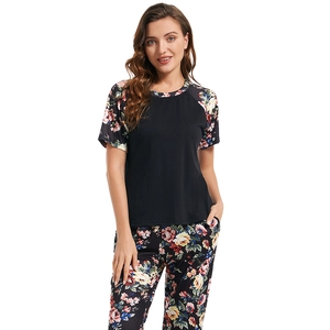 Damen Schlafanzug-Set mit kurzärmeligem Blumen-Raglan-Oberteil und passender Blumenhose