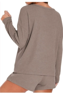 Detailansicht des Waffelstrick-Stoffs vom Damen-Pyjama-Set mit langärmligem Oberteil und Shorts