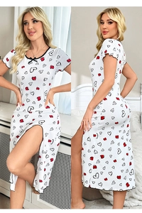 Dettaglio camicia da notte con stampa a cuori, tessuto a costine e spacco laterale