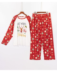 Detailliertes Weihnachts-Schlafanzug-Set mit Rentierdruck und Sternenmuster-Hose am Bügel