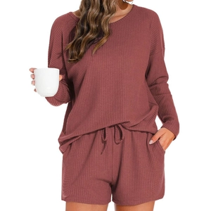 Damen Schlafanzug-Set aus Waffelstrick in Ziegelrot mit Langarmshirt und kurzen Shorts