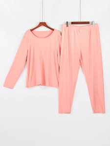 Détail de l'ensemble de détente corail avec haut à manches longues et pantalon élastique