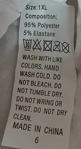 Nahaufnahme des Wäscheetiketts mit Größe 1XL und Materialangabe 95 % Polyester