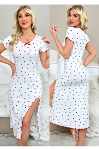 Dettaglio camicia da notte bianca con cuori, fiocco rosso e spacco laterale alto