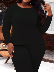 Détail d'un ensemble pyjama noir grande taille pour femme dans un décor d'hiver extérieur