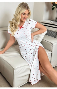 Dettaglio camicia da notte bianca a cuori con fiocco rosso e bordi a onde
