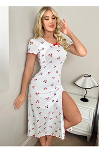 Dettaglio camicia da notte a coste bianca con ciliegie, fiocco rosso e bordino