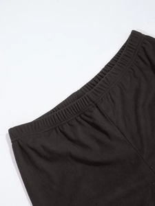Gros plan détaillé de la taille élastique et de la texture douce du pantalon de détente noir