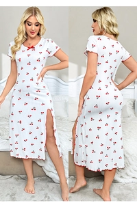 Dettaglio della camicia da notte in maglia a coste bianca con stampe ciliegie e fiocco rosso