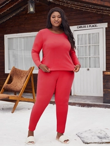 Ensemble de détente thermique rouge à manches longues dans un chalet d'hiver