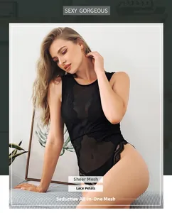 Détails d'un body en maille noire transparente avec broderie délicate de pétales en dentelle