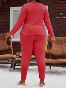 Vue arrière d'un ensemble de pyjama rouge à manches longues en tissu élastique sur la neige