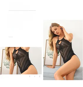 Détail d'un body en dentelle noire avec bords festonnés floraux et maille transparente