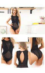 Détails du body en tulle noir montrant les motifs de dentelle et le dos nu avec crochet