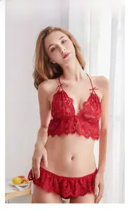 Détail rapproché de la dentelle florale rouge et des volants sur l'ensemble lingerie