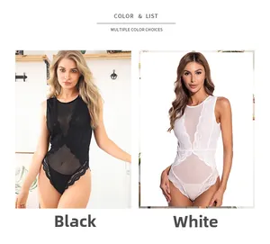 Comparaison de bodys en dentelle noir et blanc avec un design sans manches chic