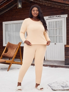 Détail d'un ensemble pyjama thermique à manches longues et pantalon dans un décor de neige